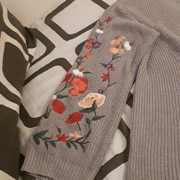 EUC American Eagle Women Bell Sleeve Mauve Sweater - Picture 4 of 9